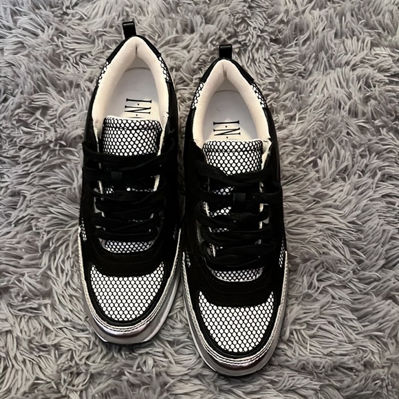 Women’s shoe size 7. - Picture 2 of 2